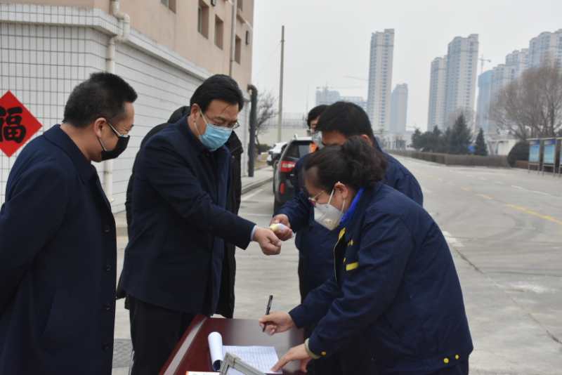 市城管局劉云飛局長一行蒞臨忻州市水務有限責任公司污水處理分公司檢查疫情防控及復工復產(chǎn)工作情況。.jpg