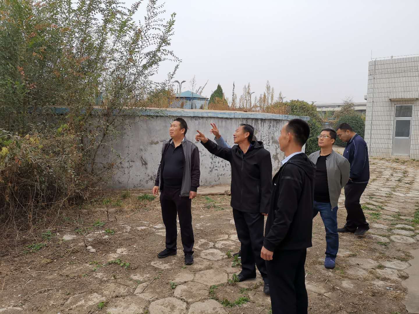 公司總經(jīng)理王建人在供水、污水生產(chǎn)一線開(kāi)展風(fēng)險(xiǎn)隱患排查 (1).jpg